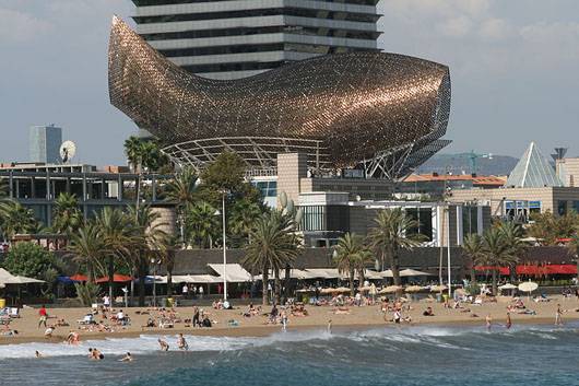 Un albergo «spaziale» su un'isola artificiale: Barcellona sfida Dubai