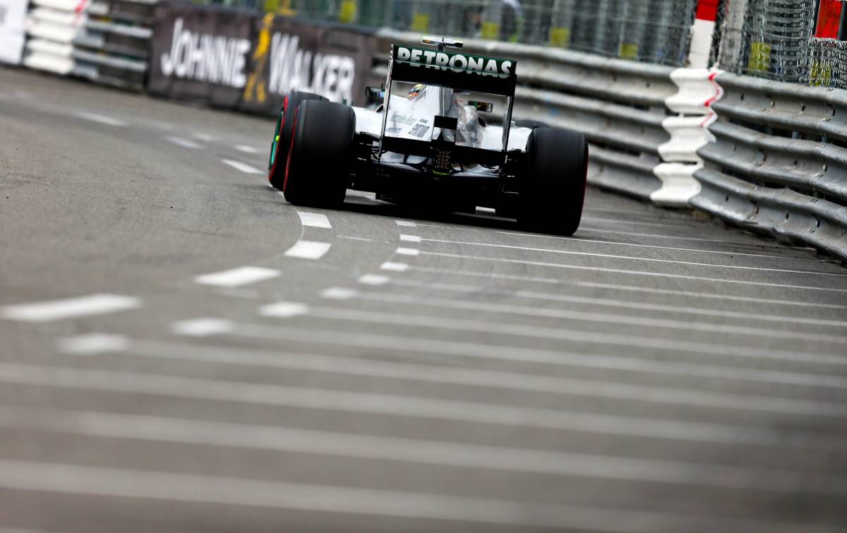 F1, polemiche a Montecarlo Test Pirelli con Mercedes