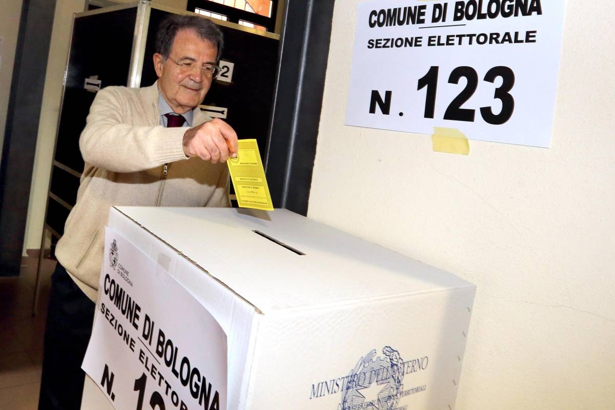 Romano Prodi vota al referendum comunale per il finanziamento alle scuole pubbliche e paritarie