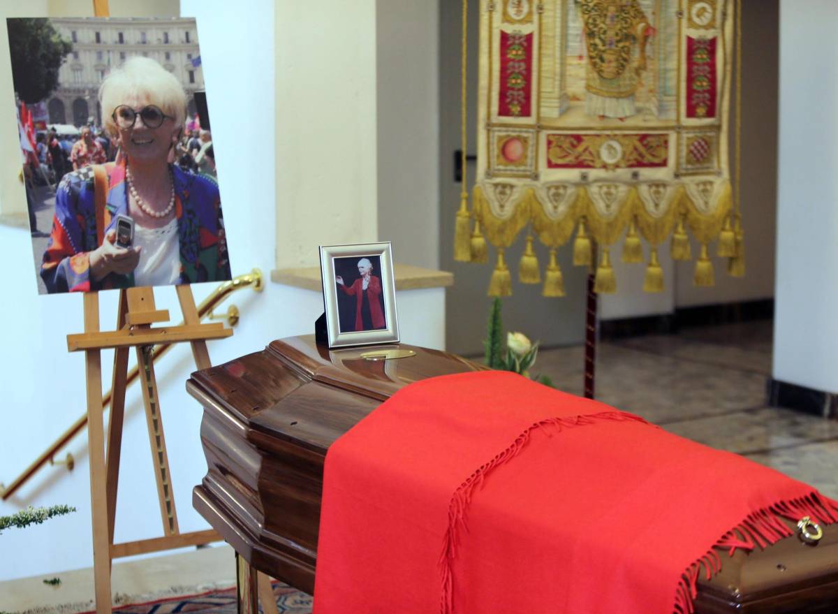 «Bella ciao» e bandiere rosse per l'addio a Franca Rame