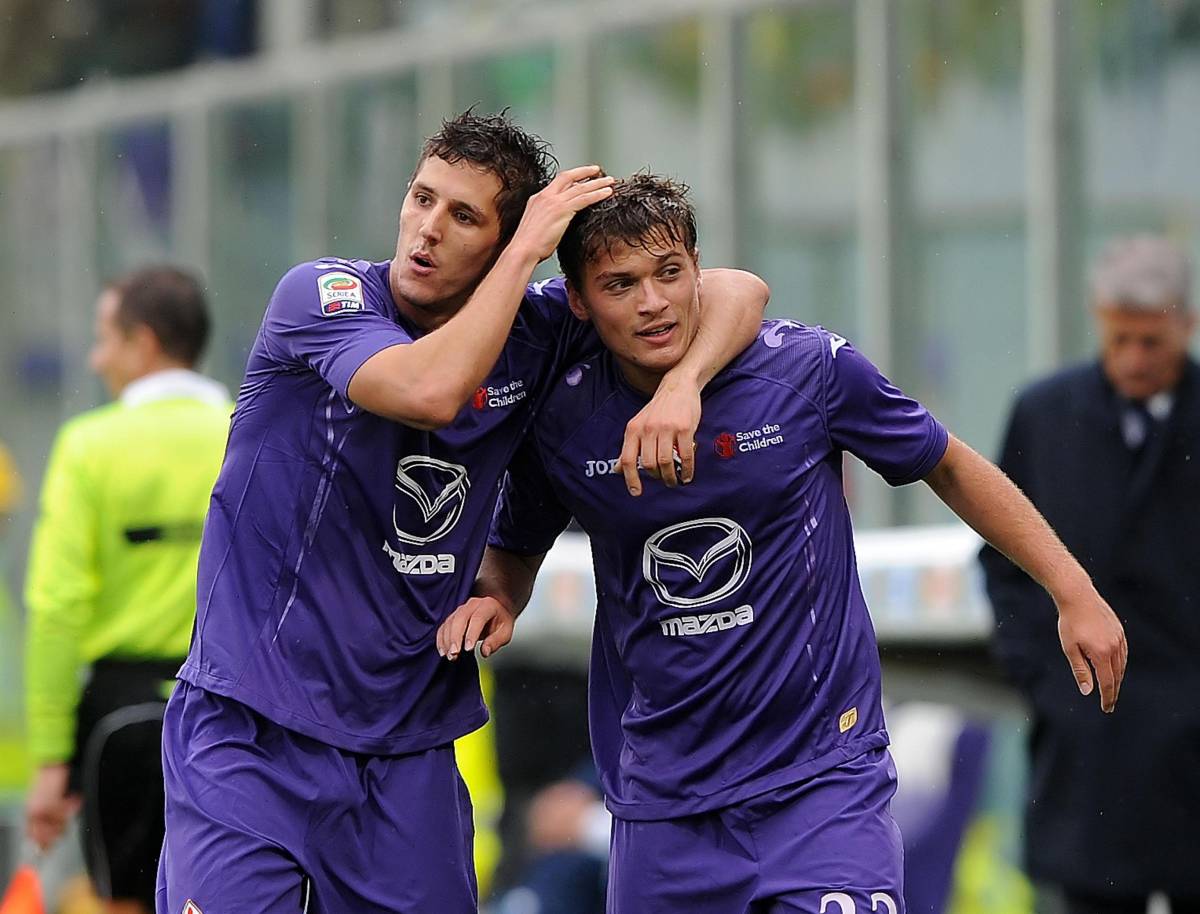 L'attaccante della Fiorentina Stevan Jovetic festeggia il gol di Adem Ljajic