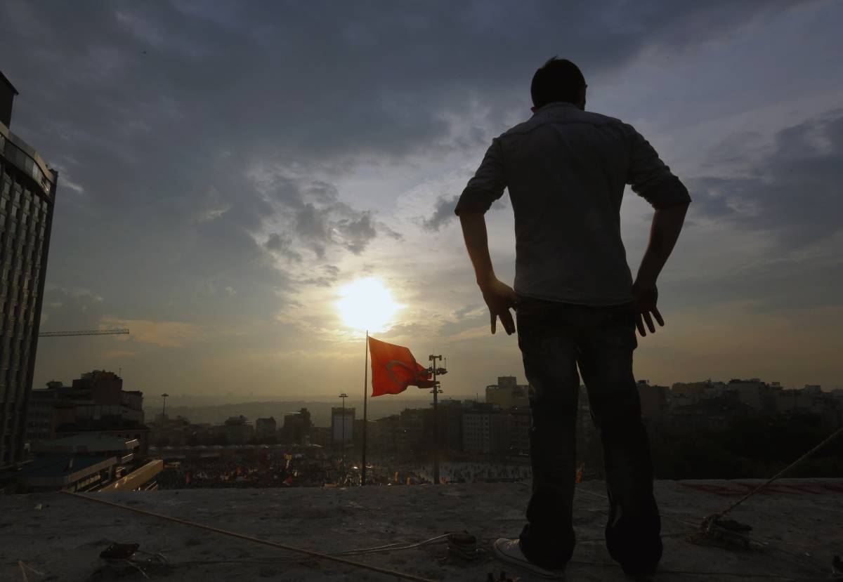 Manifestante osserva dall'alto piazza Taksim al tramonto