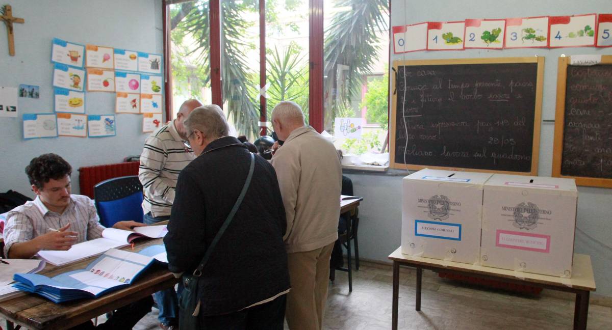 Due elettori in un seggio elettorale a Roma