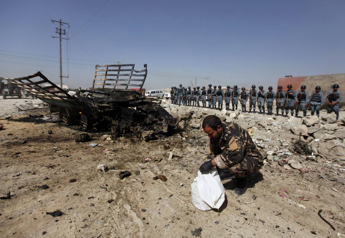 Uomini della sicurezza afgana sul sito dell'attacco dei talebani