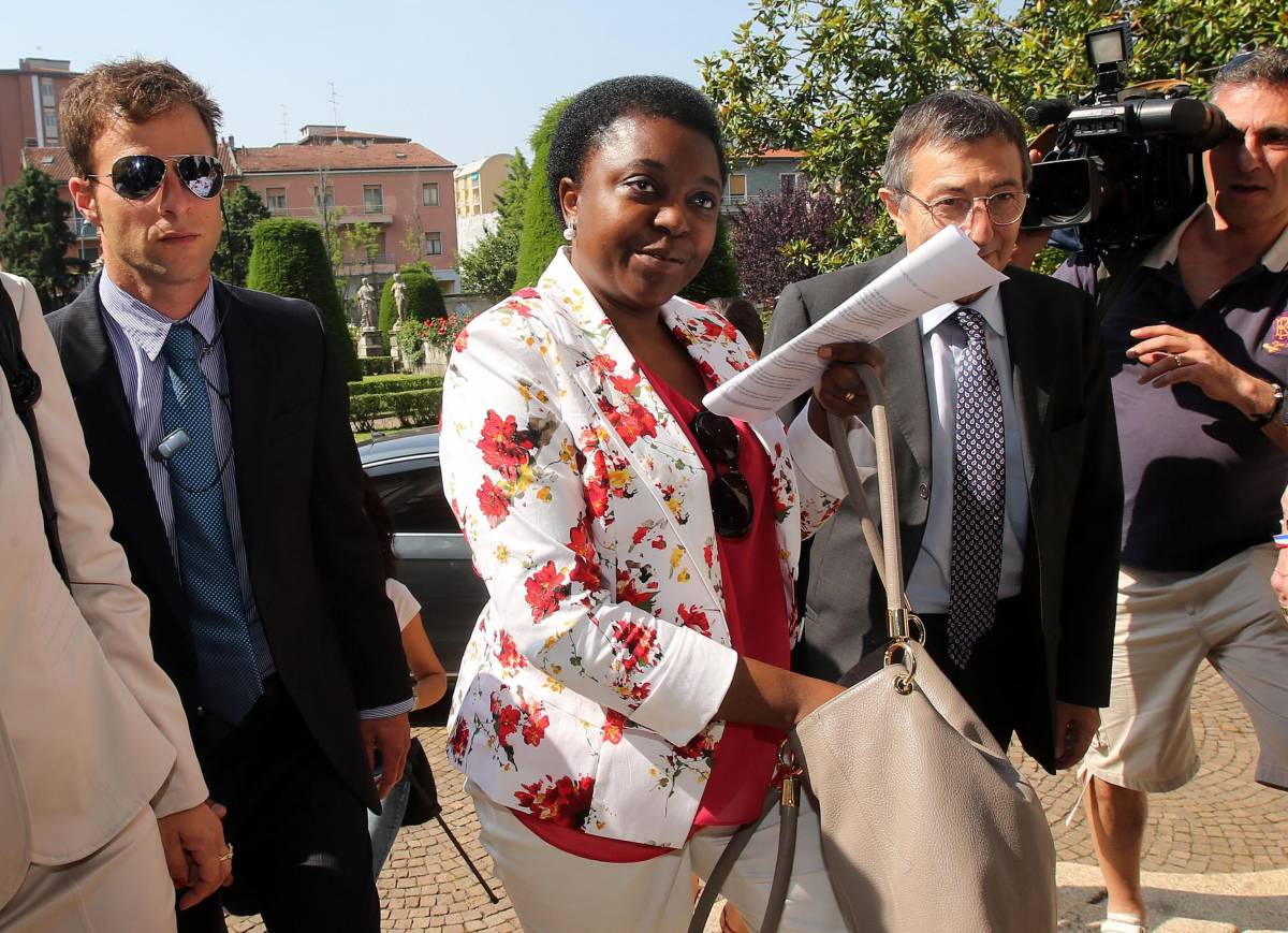 Milano, la Kyenge arriva a sirene spiegate: contestata la sua scorta