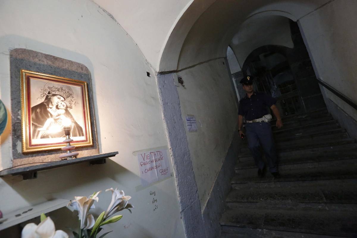 Polizia all'interno del palazzo dove è stata pestata Toska Xhulia