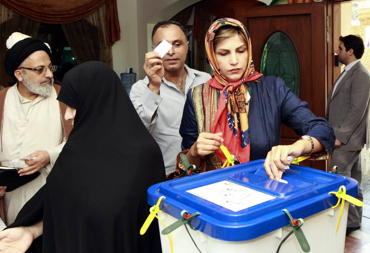 Iran, alta affluenza per le elezioni presidenziali: nessun favorito