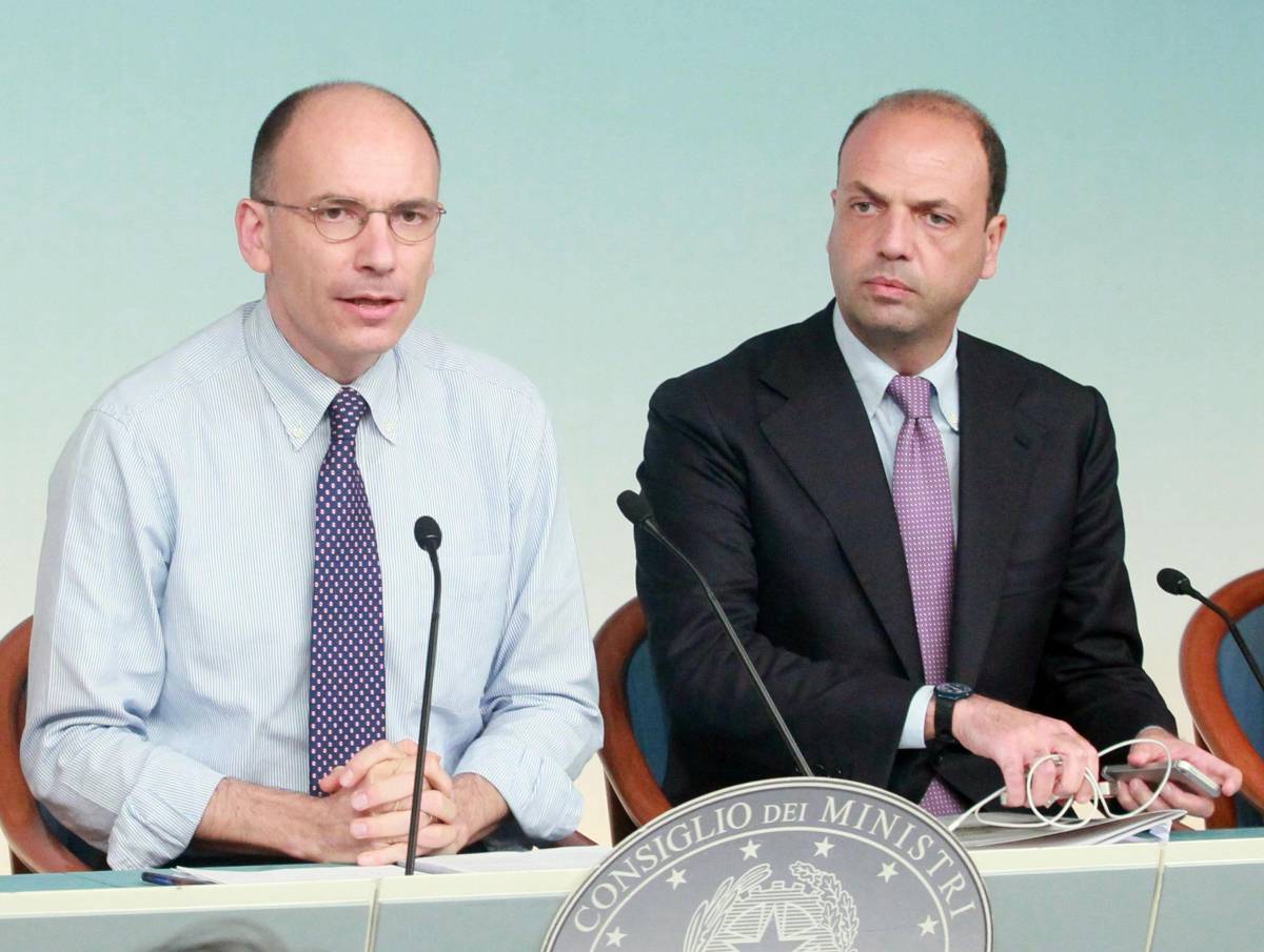 Il presidente del Consiglio, Enrico Letta, con il vicepremier Angelino Alfano