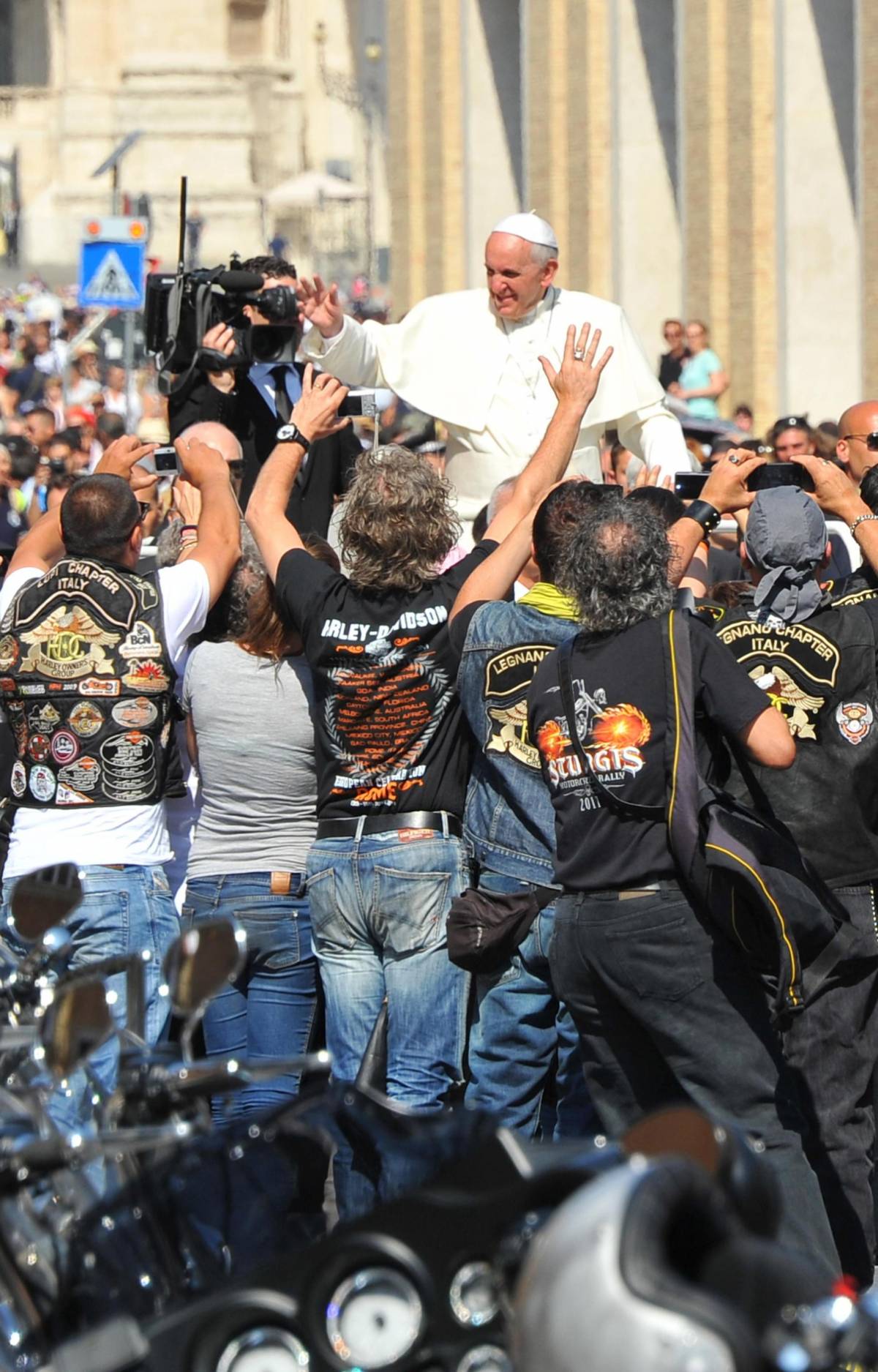 Papa Francesco saluta i bikers al raduno della Harley-Davidson