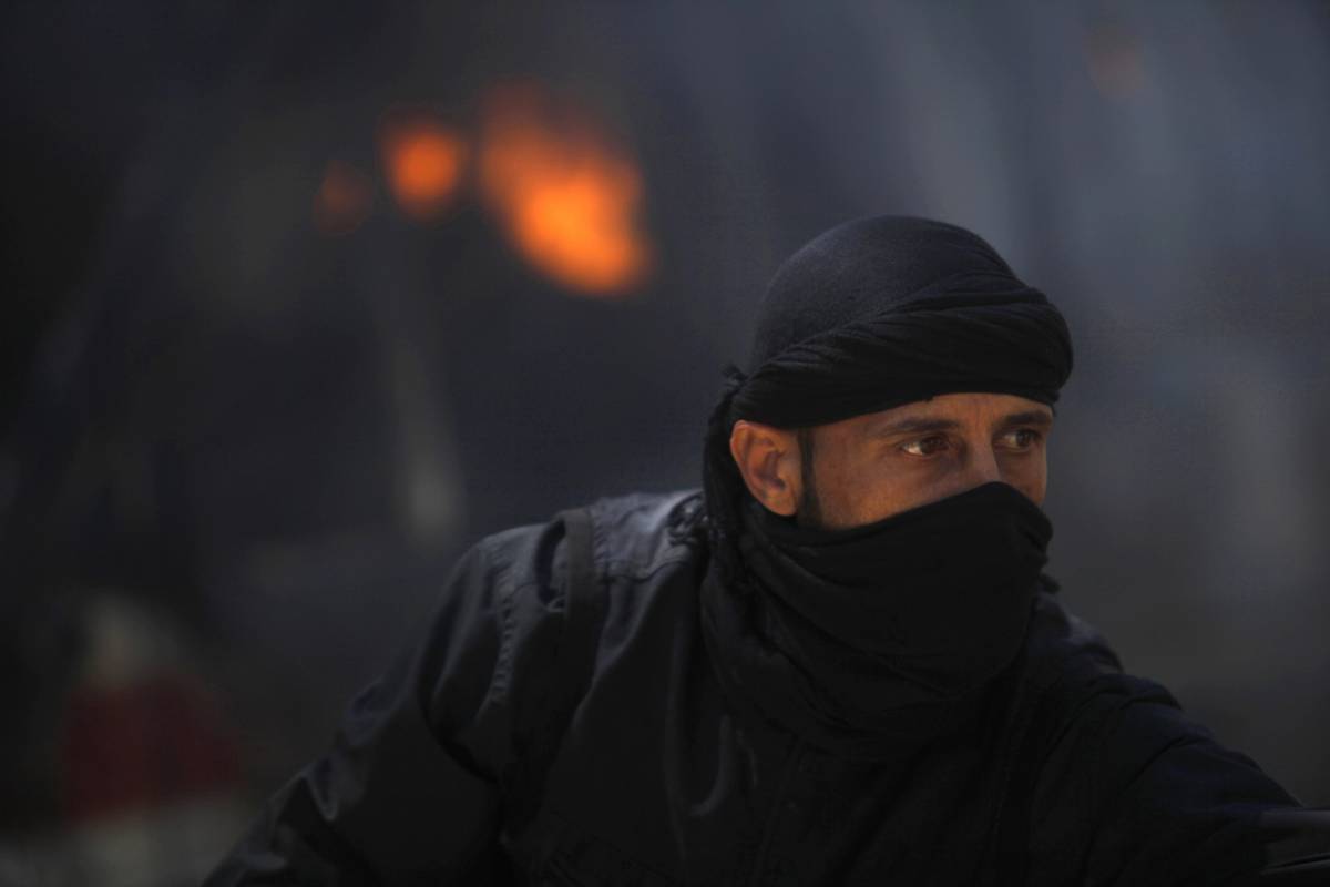 Un combattente ribelle della fazione estremista di Jabhat al-Nusra