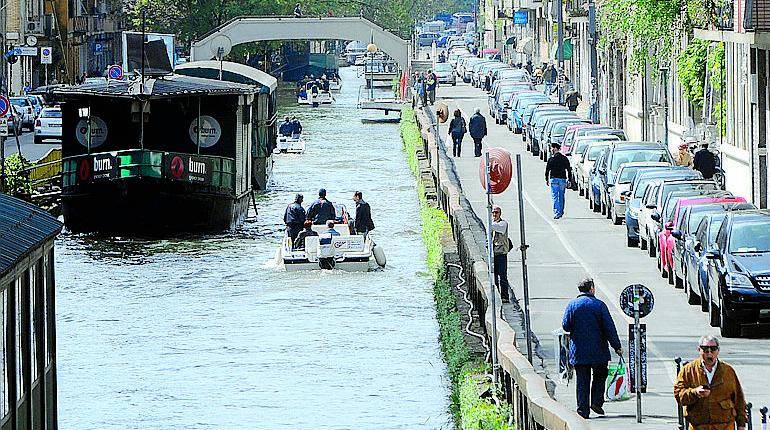 I barconi «ecologisti» che tagliavano i Navigli