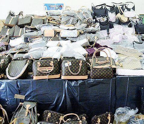 La guerra al mercato dei falsi: oltre 20mila pezzi sequestrati
