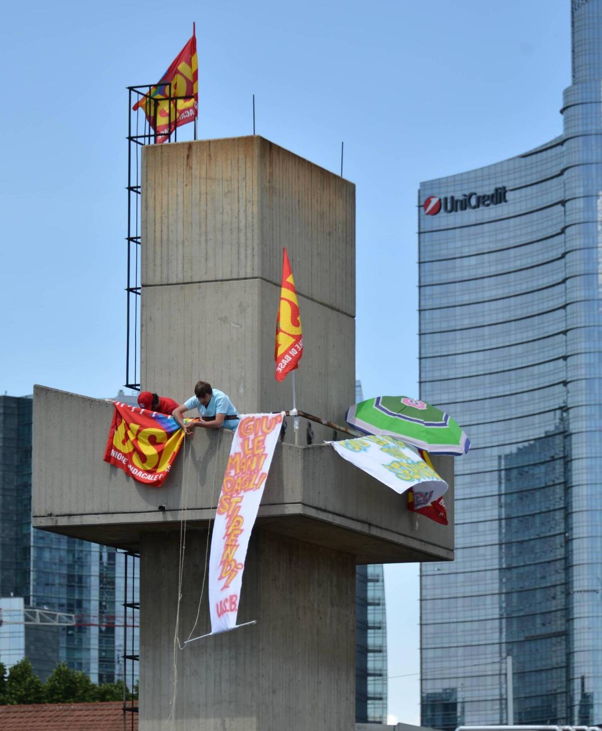 Tagli allo stipendio, infermieri sulla torre