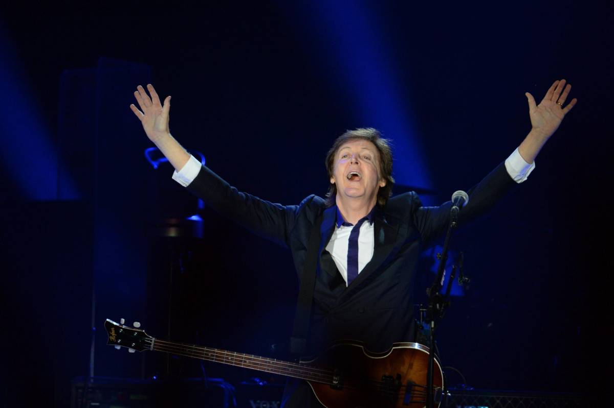 Macca si butta nell'Arena cantando la sua rinascita