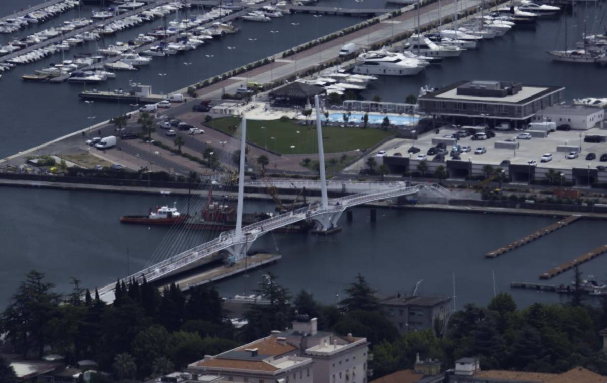 Il nuovo ponte che collega la passeggiata al porto MirabelloIl Thaon Di Revel alla Spezia