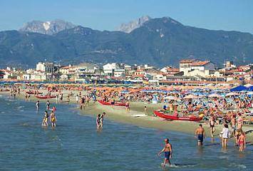 Scossa in Versilia, bagnanti in fuga dalle spiagge