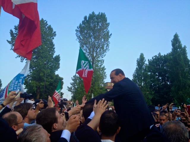 Pdl, in centinaia ad Arcore per sostenere Berlusconi