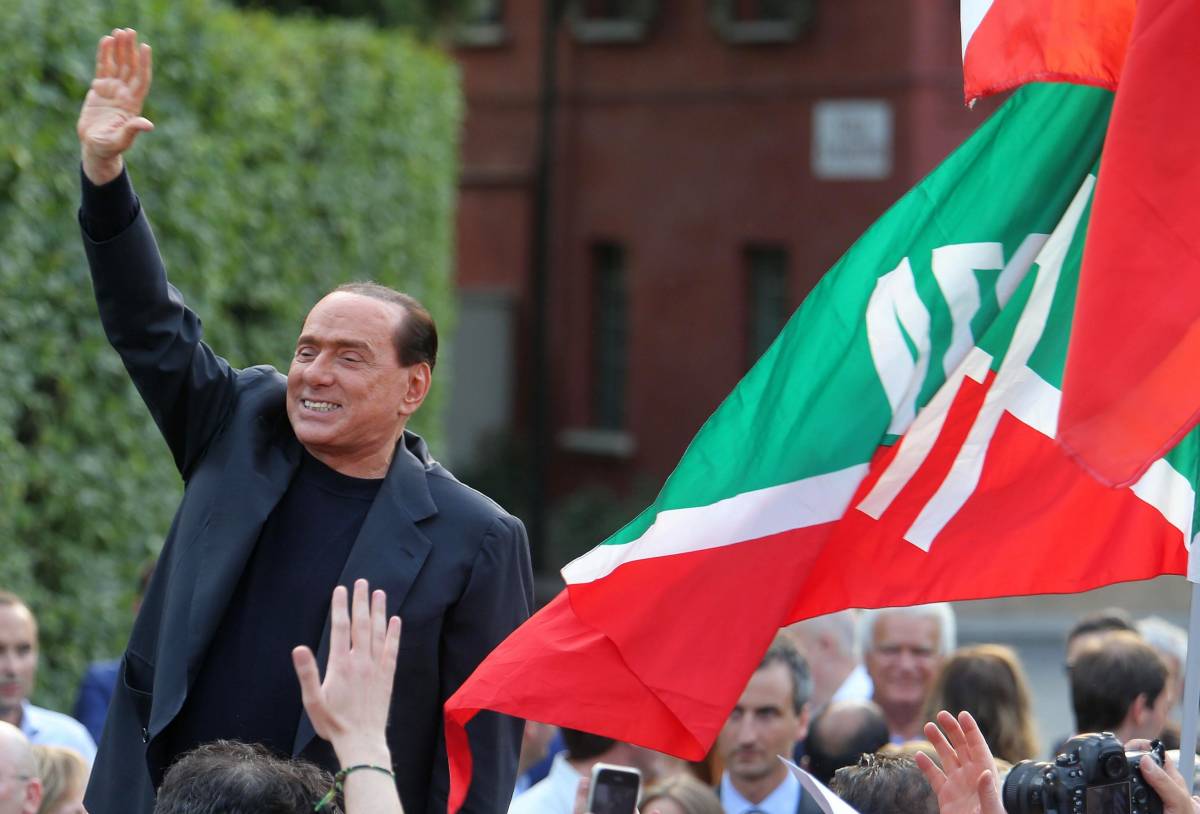 Berlusconi s'imbavaglia ma il popolo azzurro è pronto per Forza Italia
