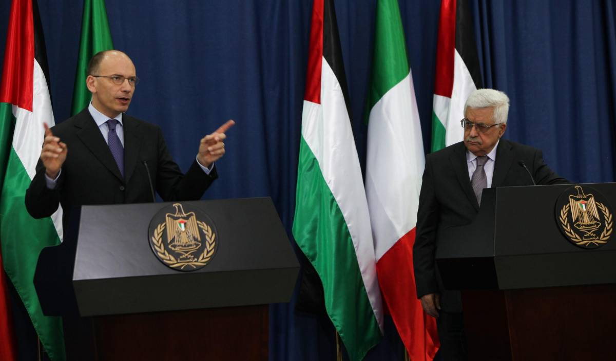 Il premier Enrico Letta e il presidente palestinese Abu Mazen a Ramallah