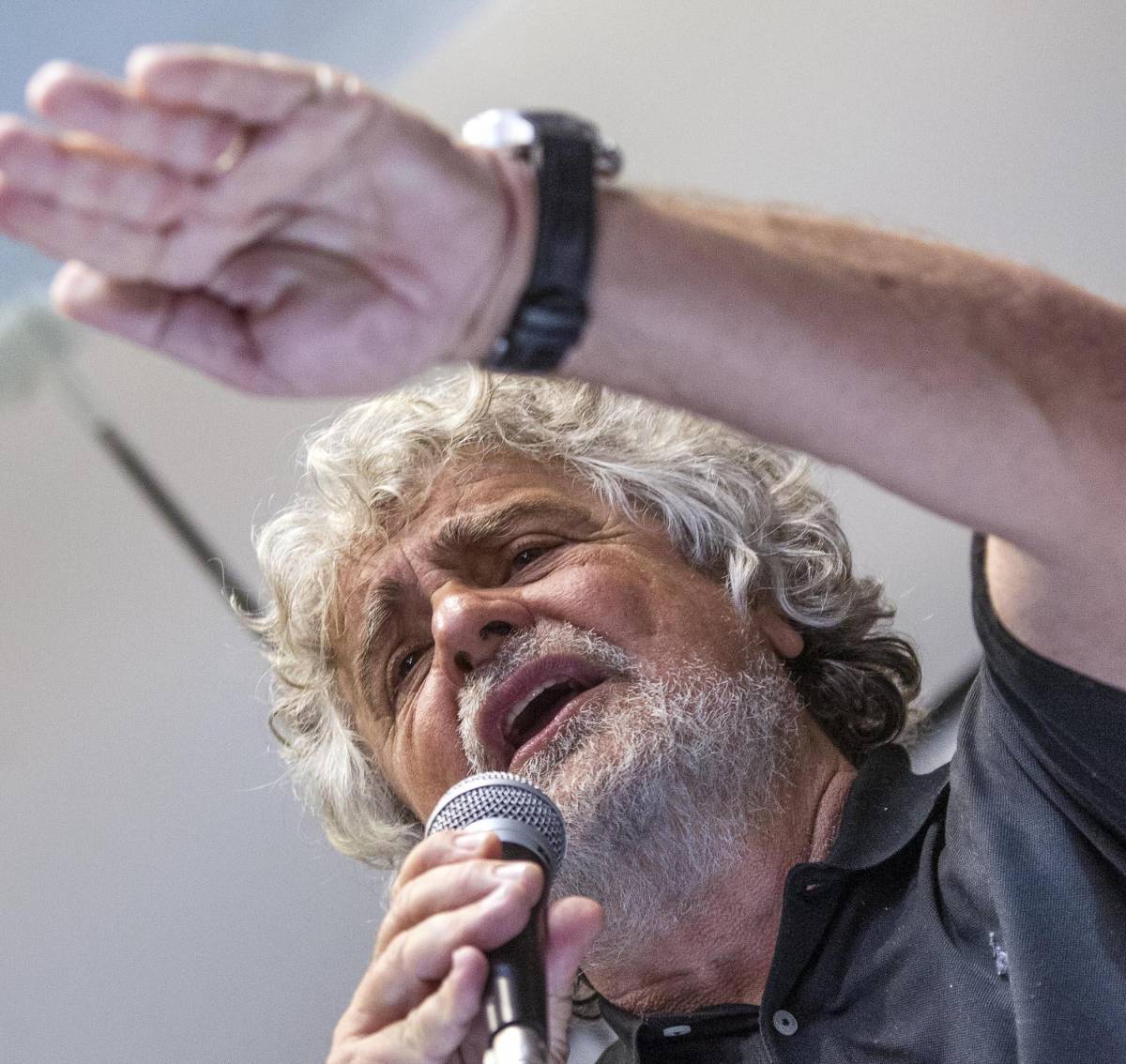 Grillo sfida il Colle: sciolga le Camere