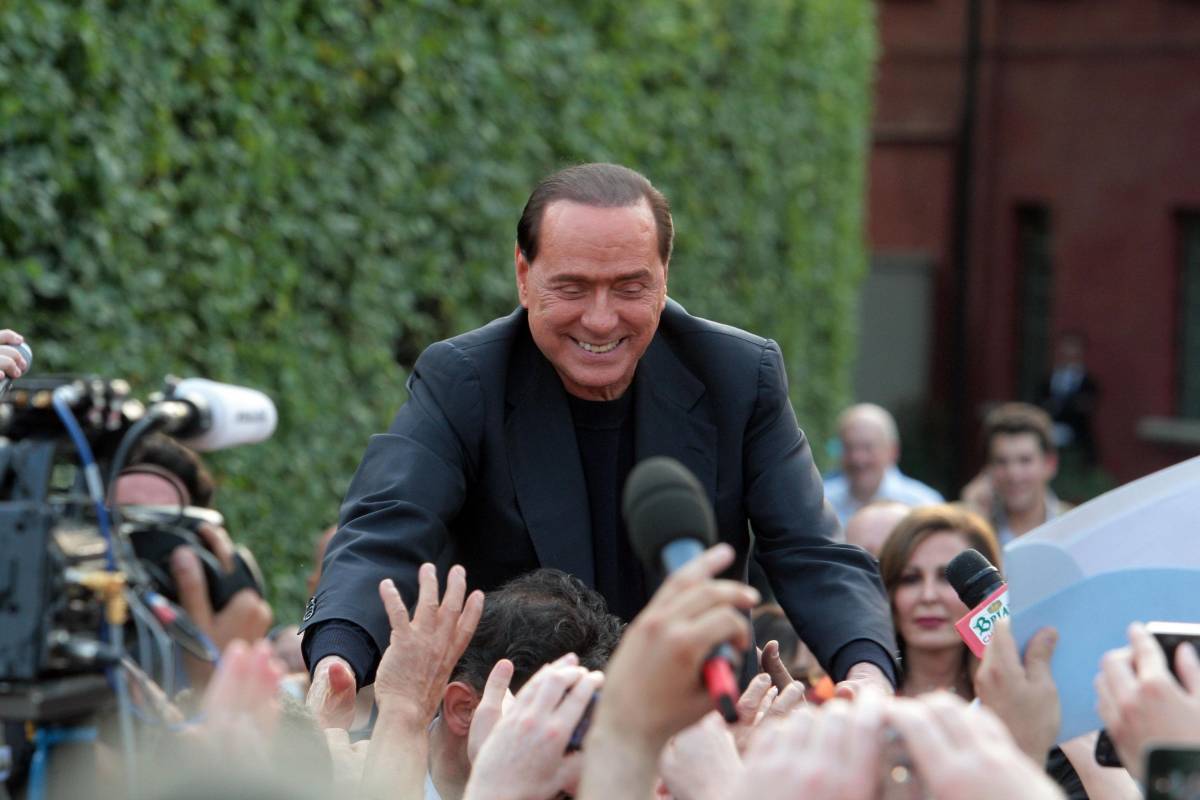 Il leader del Pdl Silvio Berlusconi saluta i suoi simpatizzanti