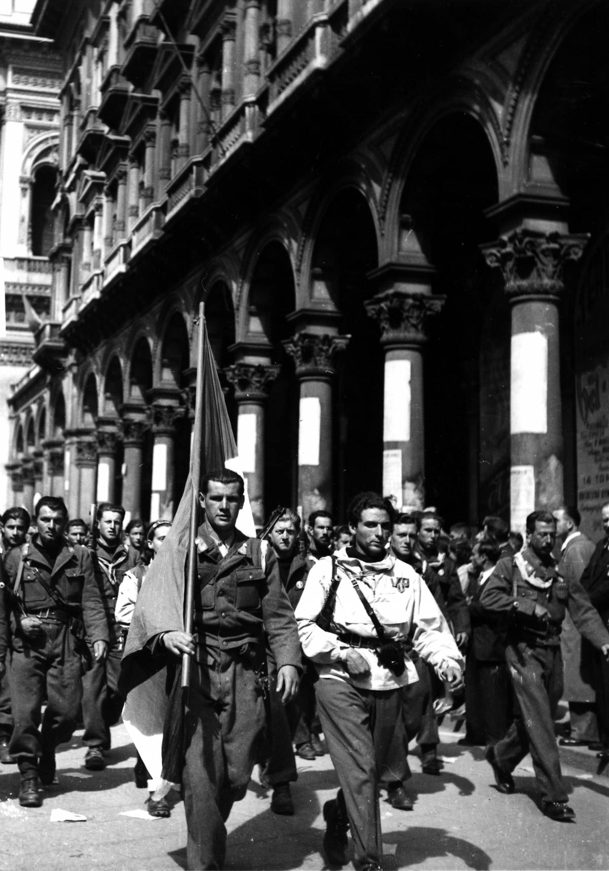 Le truppe partigiane marciano lungo le vie di Milano