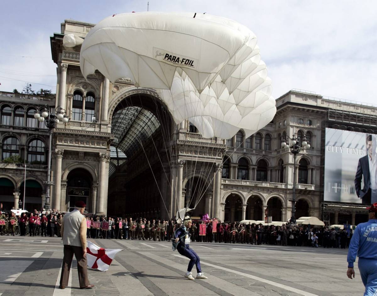 Un paracadutista plana su piazza del Duomo