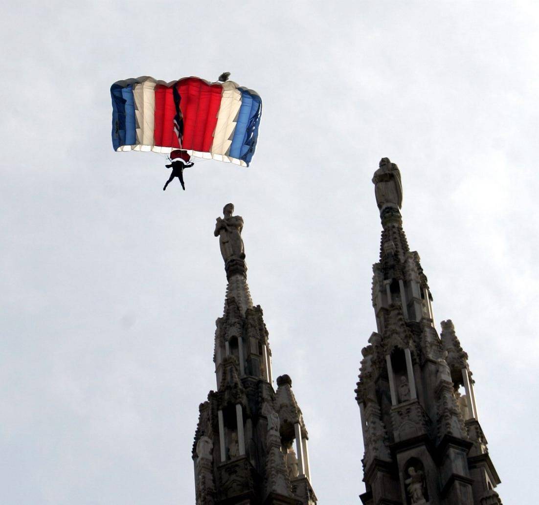 Duomo, paracadutista beffa i controlli