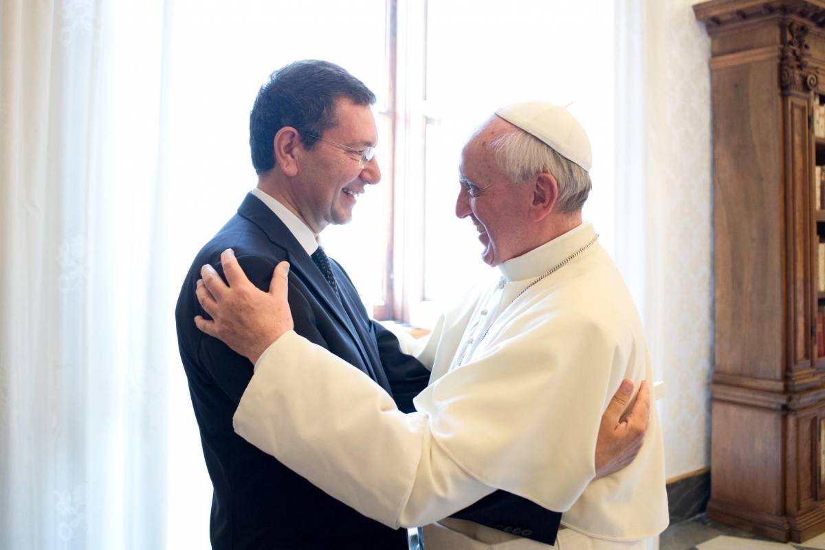 L'abbraccio tra Papa Francesco e il sindaco Ignazio Marino