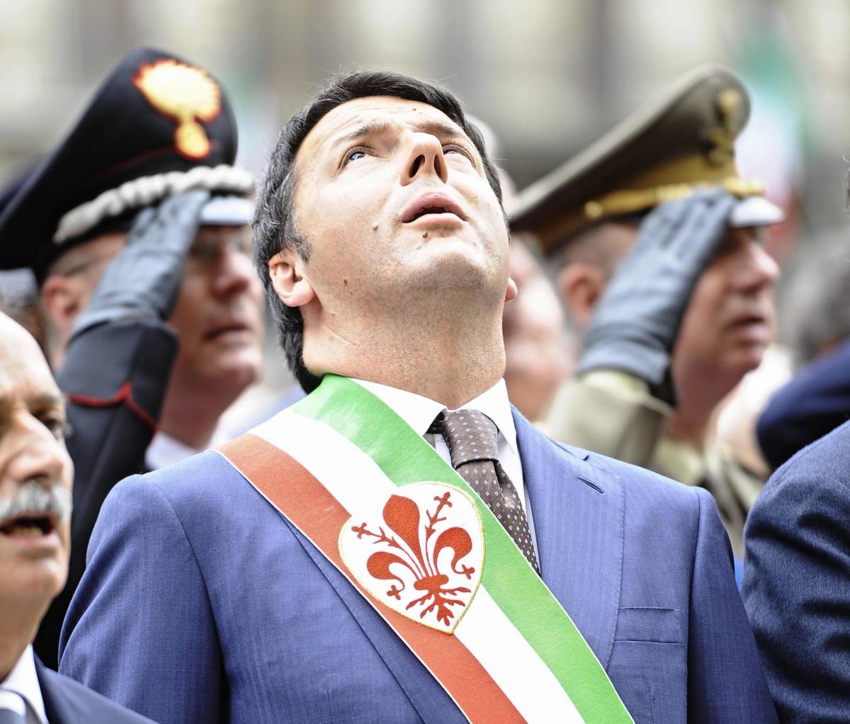 Renzi parla di meritocrazia poi sistema parenti e amici