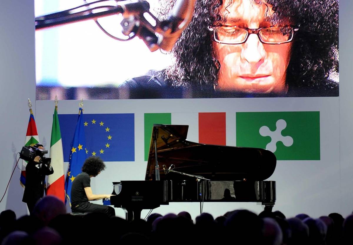 E poi tutti in piedi ad applaudire AlleviL'inno rivisitato al piano