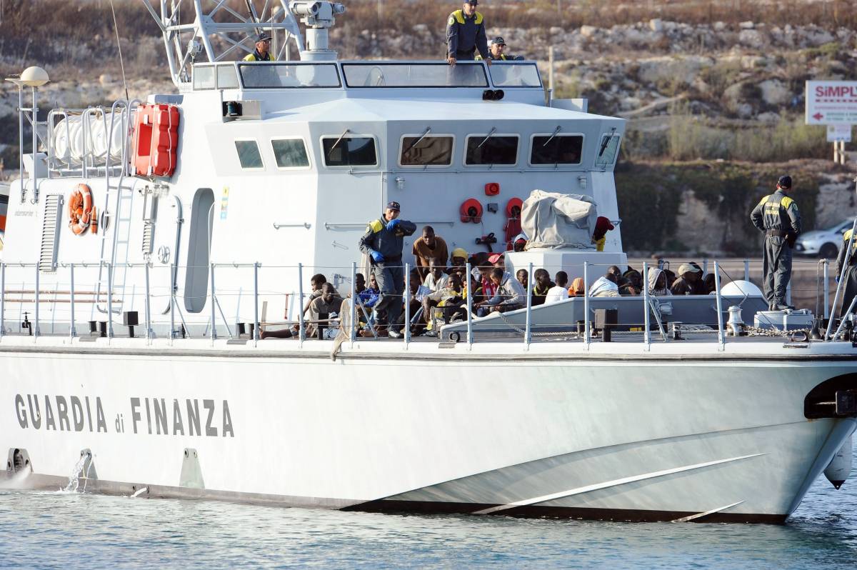 Lampedusa, nel giorno del Papa sbarcano altri 166 clandestini Il sindaco: "Per noi è normale"