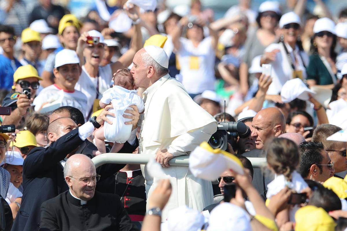 Bergoglio riforma la giustizia: pene dure per tutelare i minori