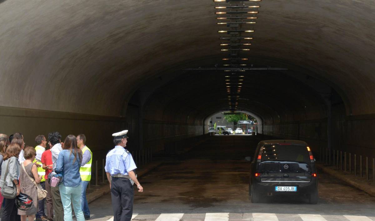 Riaperto alle auto il sottopasso tra Sammartini e Ferrante Aporti