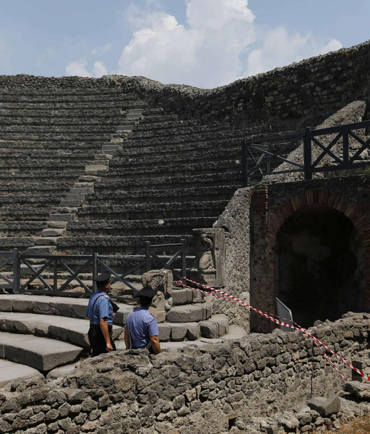 A Pompei è la solita storia La via Stabiana perde pezzi