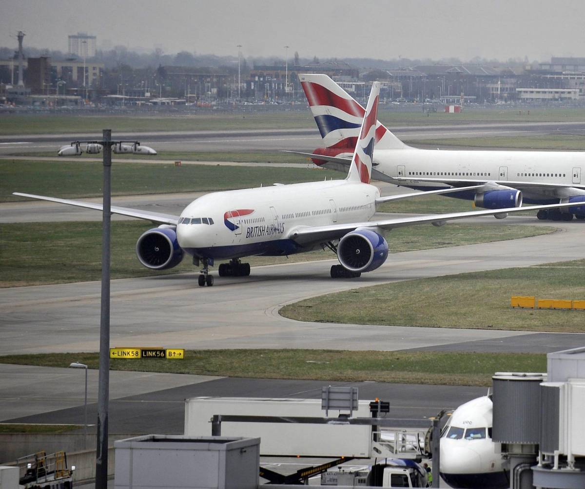 Supera i controlli a Heathrow e si pugnala davanti ai passeggeri