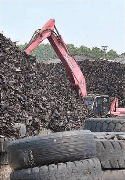 Così l'eco-progetto si è ridotto a un grande cimitero di gomme