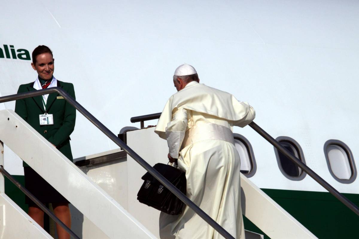 Papa Francesco in volo per il Brasile