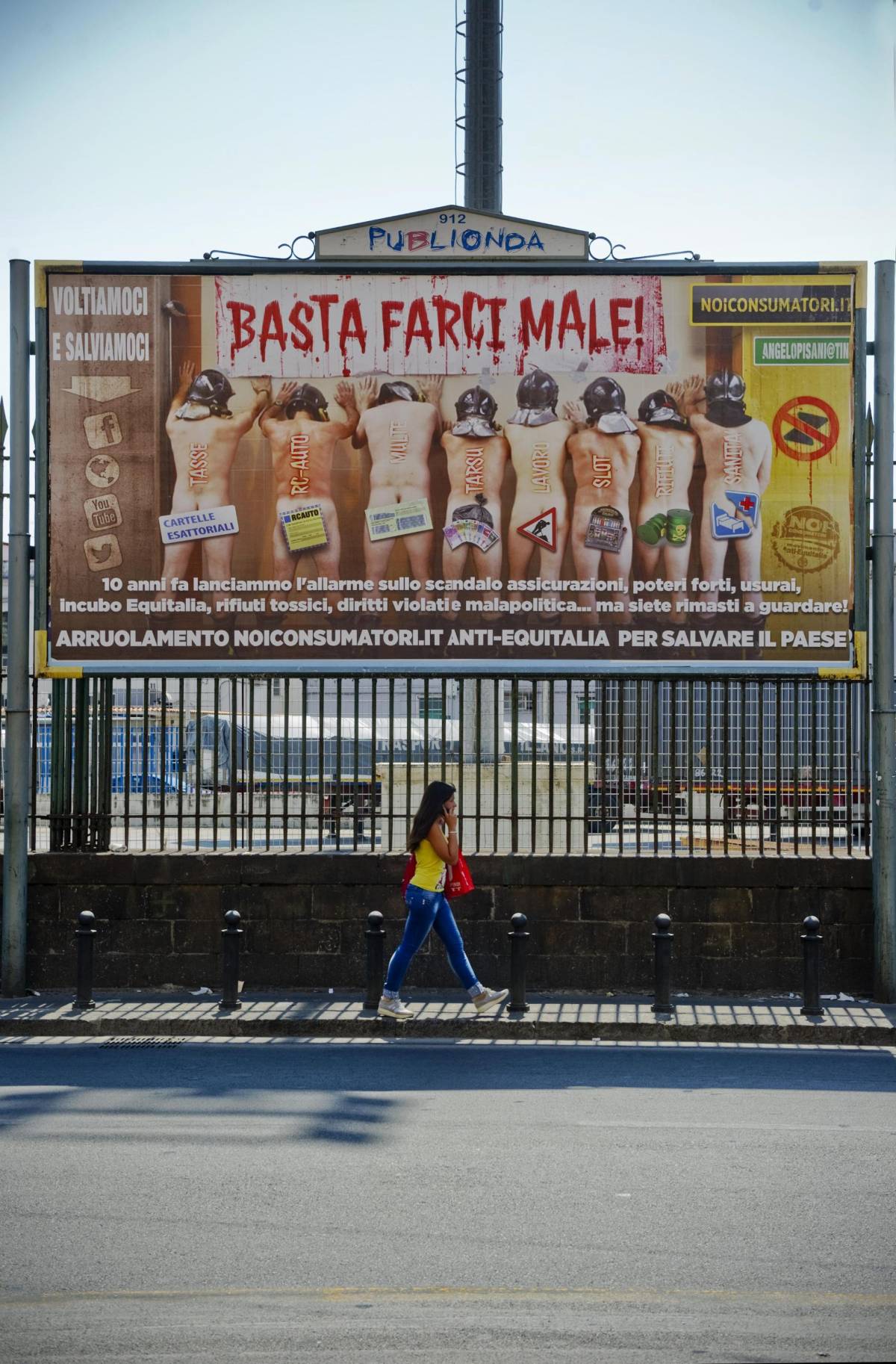"Basta farci male": a Napoli manifesto choc contro tasse ed Equitalia