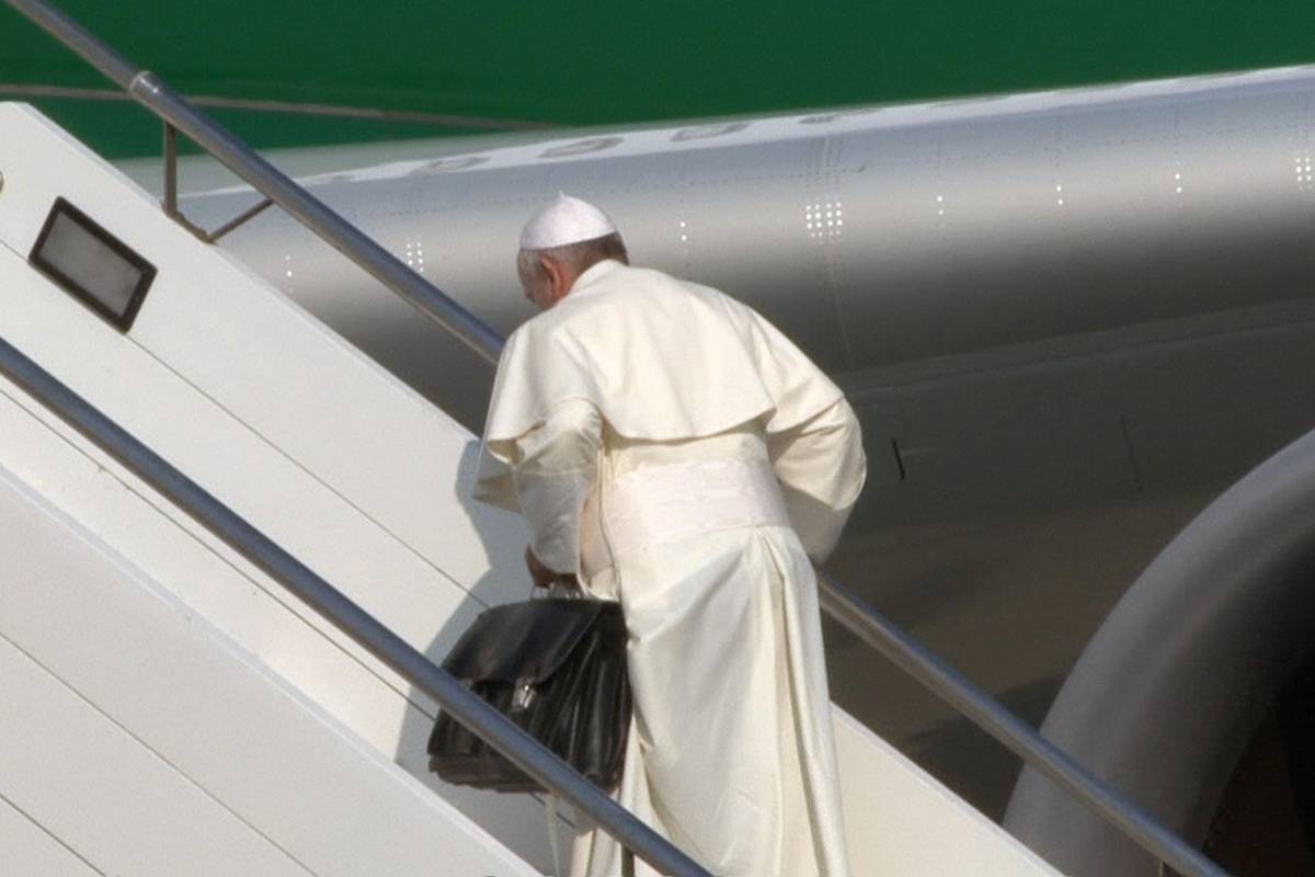 Quel Papa pellegrino che sale sull'aereo con la valigia in mano