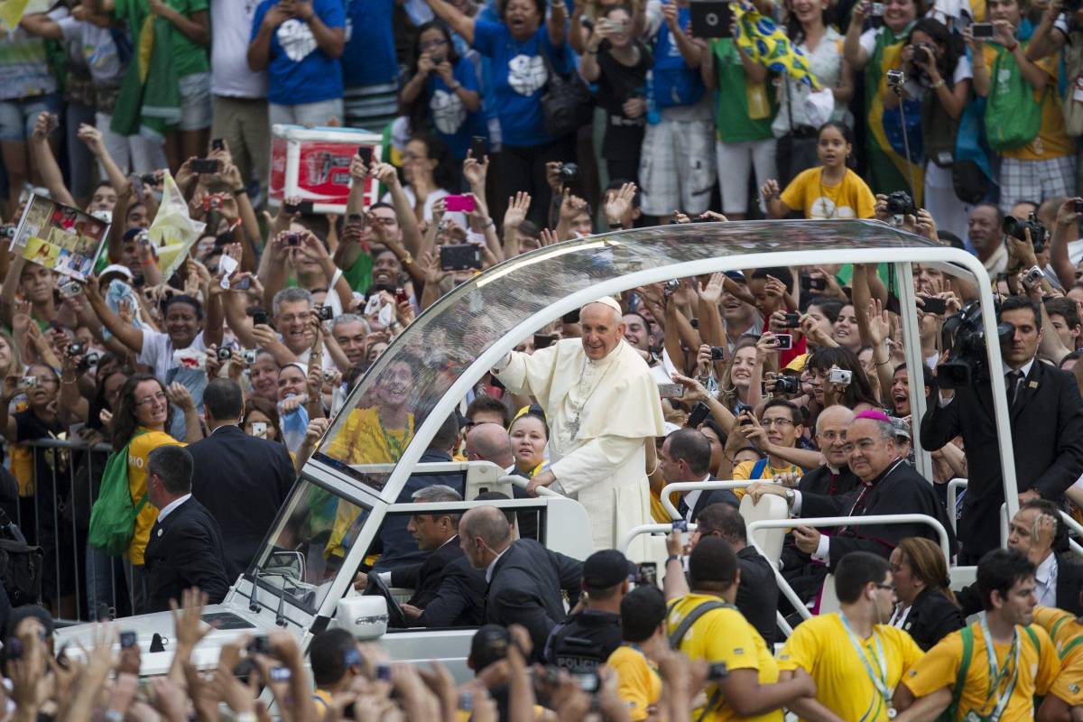 Brasile, Papa Francesco bloccato in auto dalla folla. Disinnescato ordigno