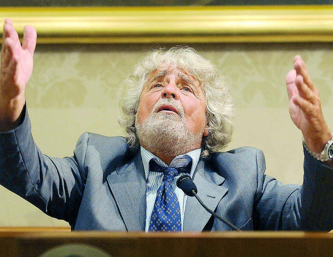 Grillo a caccia di voti: «Si torni alla lira»