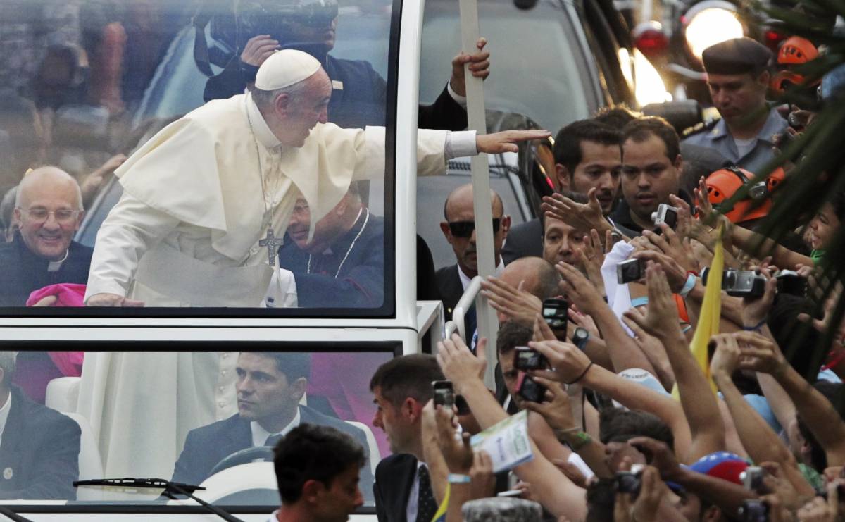 Papa Francesco tra la folla a Rio de Janeiro