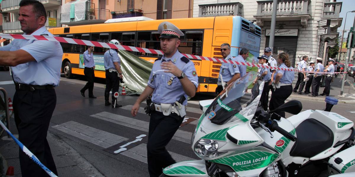 Straziata da un bus mentre attraversa sulle strisce pedonali