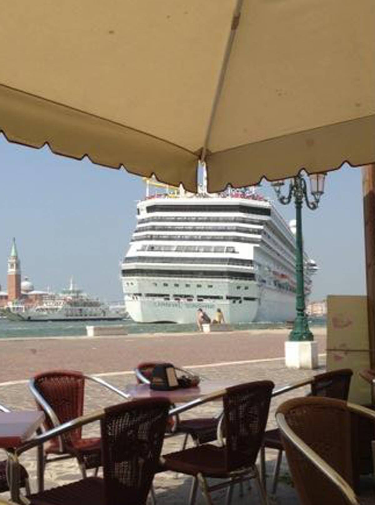 Venezia, nave da crociera sfiora piazza San Marco