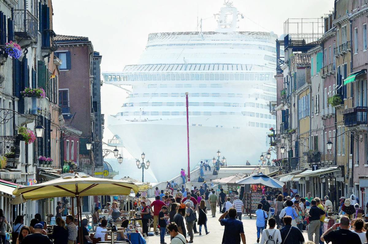 Venezia, l'idea di Brugnaro: "Grandi navi? Se pagano...."