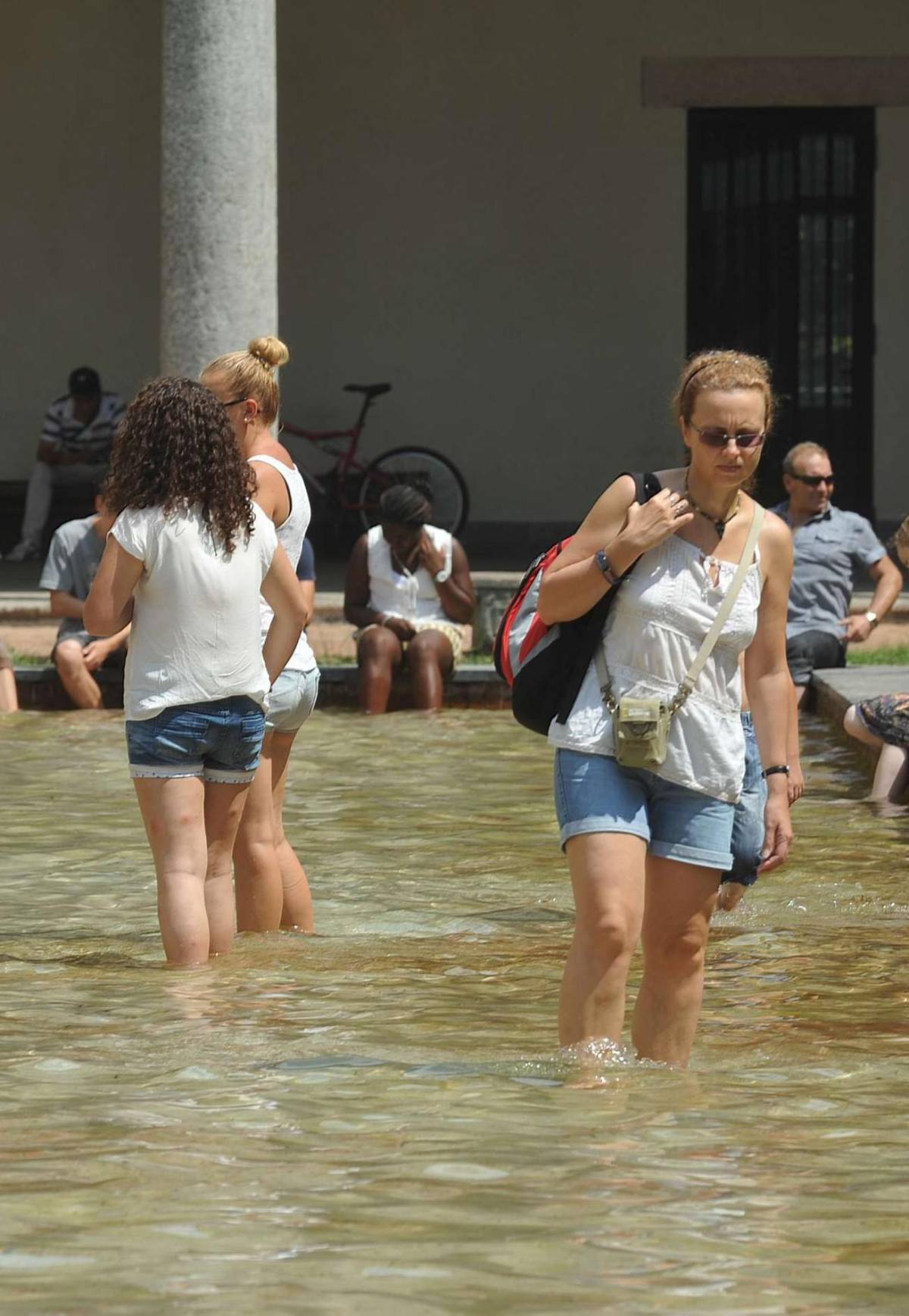 Caldo record a Milano: auto in coda ai caselli e piscine prese d'assalto