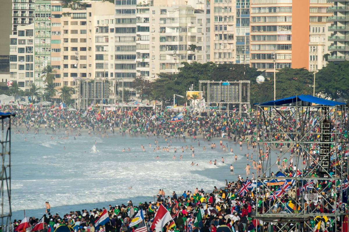 La spiaggia di Copacabana ricolma di fedeli per papa Francesco
