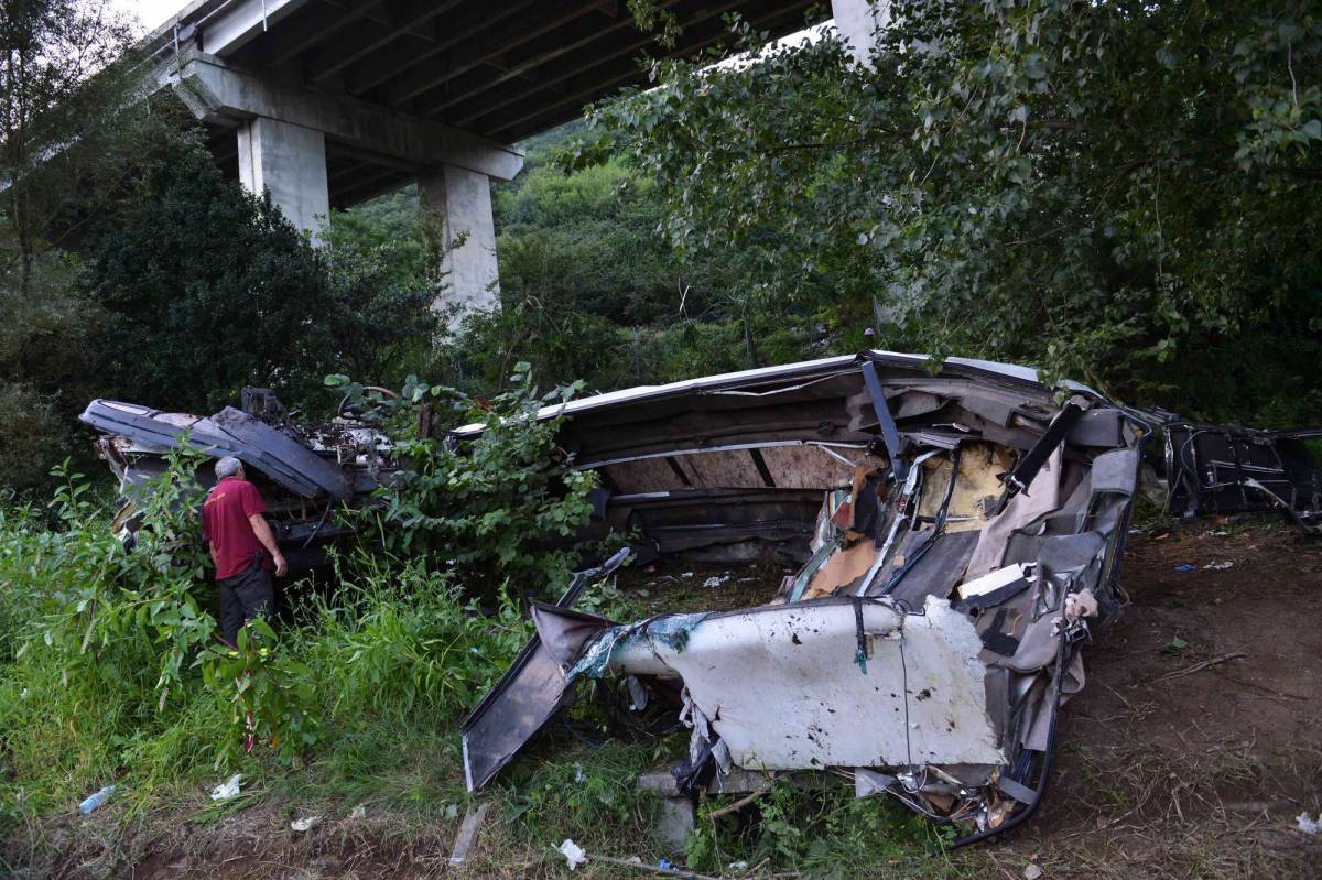 Irpinia, pullman giù dal viadotto: 38 morti