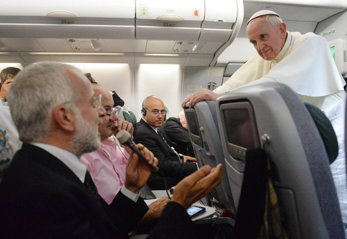 Il Papa assolve i gay «Chi sono per giudicarli? Il male sono le lobby»